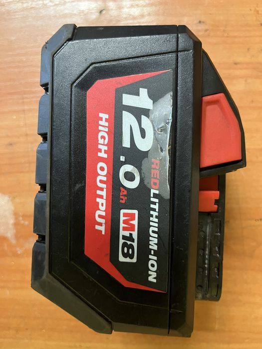 LED прожектор със стойка MILWAUKEE M18 ONERSAL