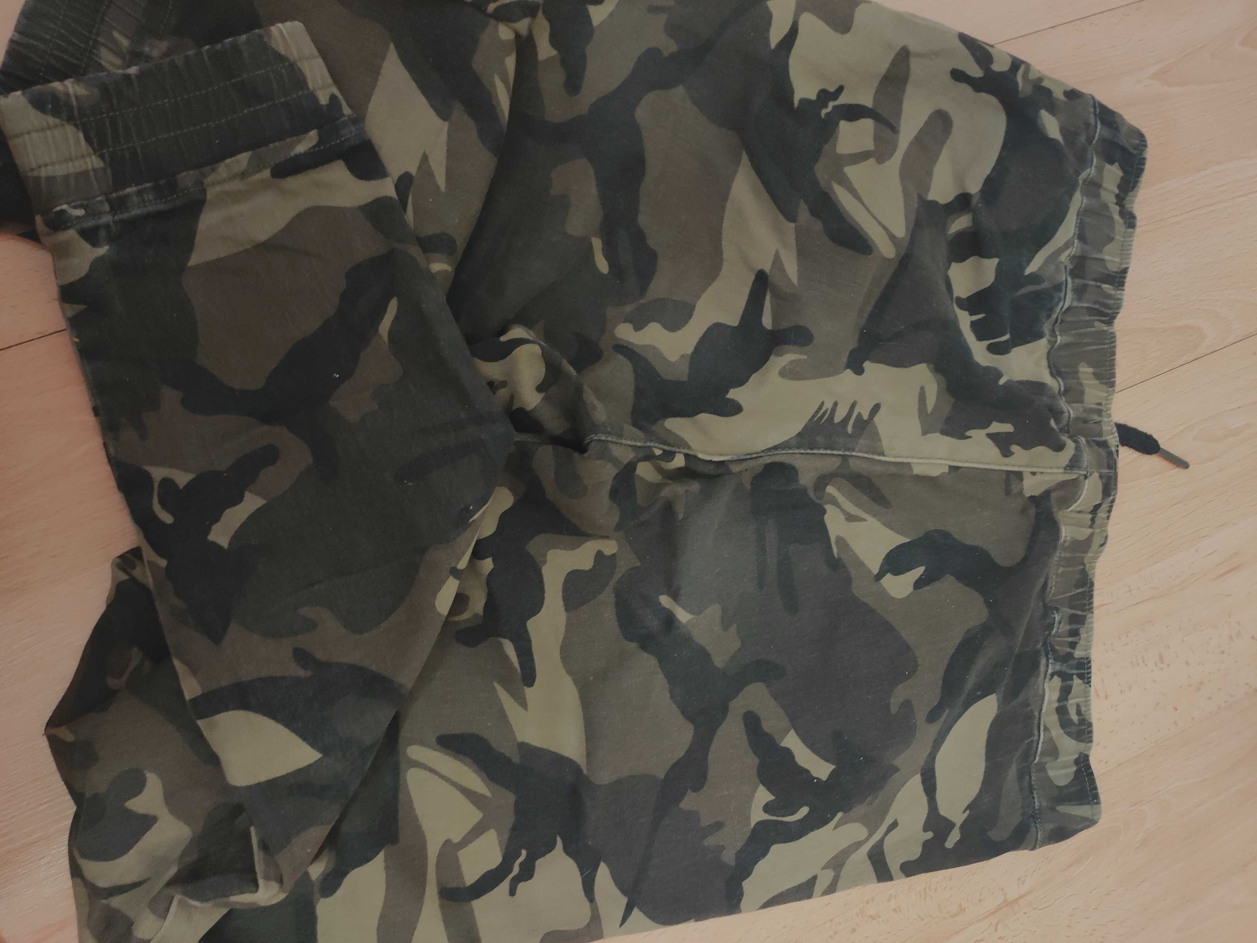 Pantaloni tip army Cropp