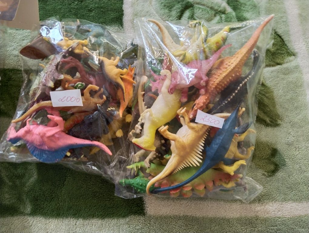 Продам игрушку динозаврики