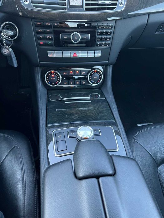 Продавам Мерцедес CLS 350 черен металик в идеално състояние