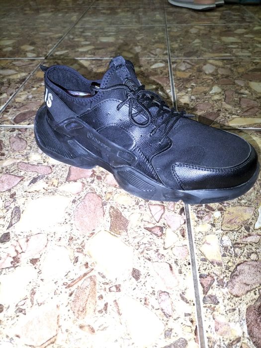 Vând adidași Saing is negociabil