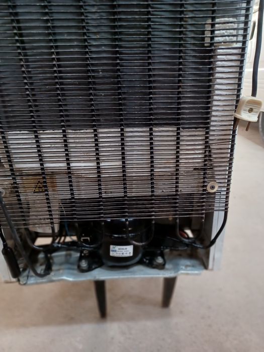 Халадильник 2Х камерный AWIST новый в отличном состояние