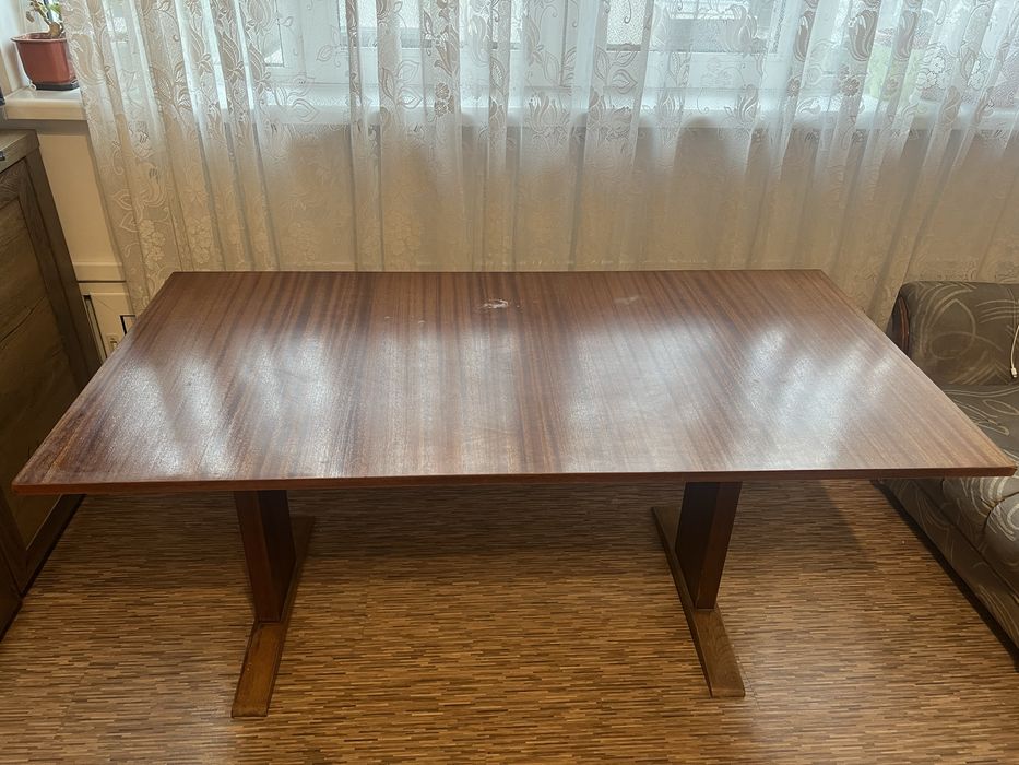 Подарявам холна маса със следи от употреба