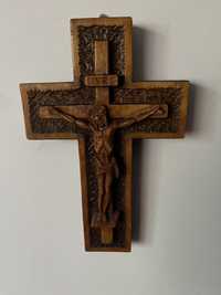 Crucifix lemn sculptat, crucea cu Domnul Iisus este in relief