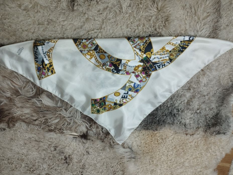 Eșarfă cu inscripția Chanel, dimensiuni 87/85 cm