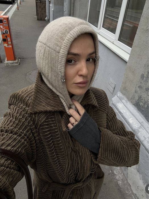 Срочно продам капор ( шапку) бежевую