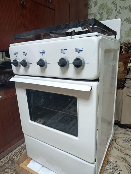 Газовая плита. Белая,четыре комфорки.