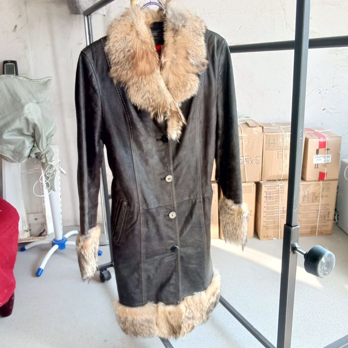 Плащ кожаный на изящную женщину с мехом волка.