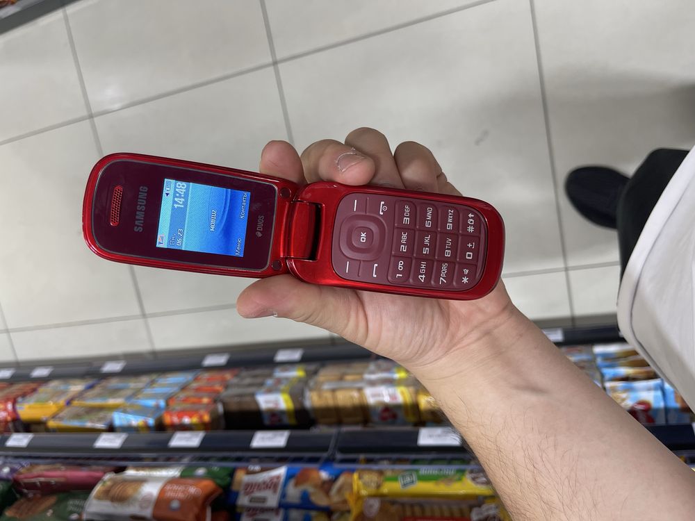 Samsung E-1272 yengi pachte iwlatilinmagan chetdan kegan zor turubdi