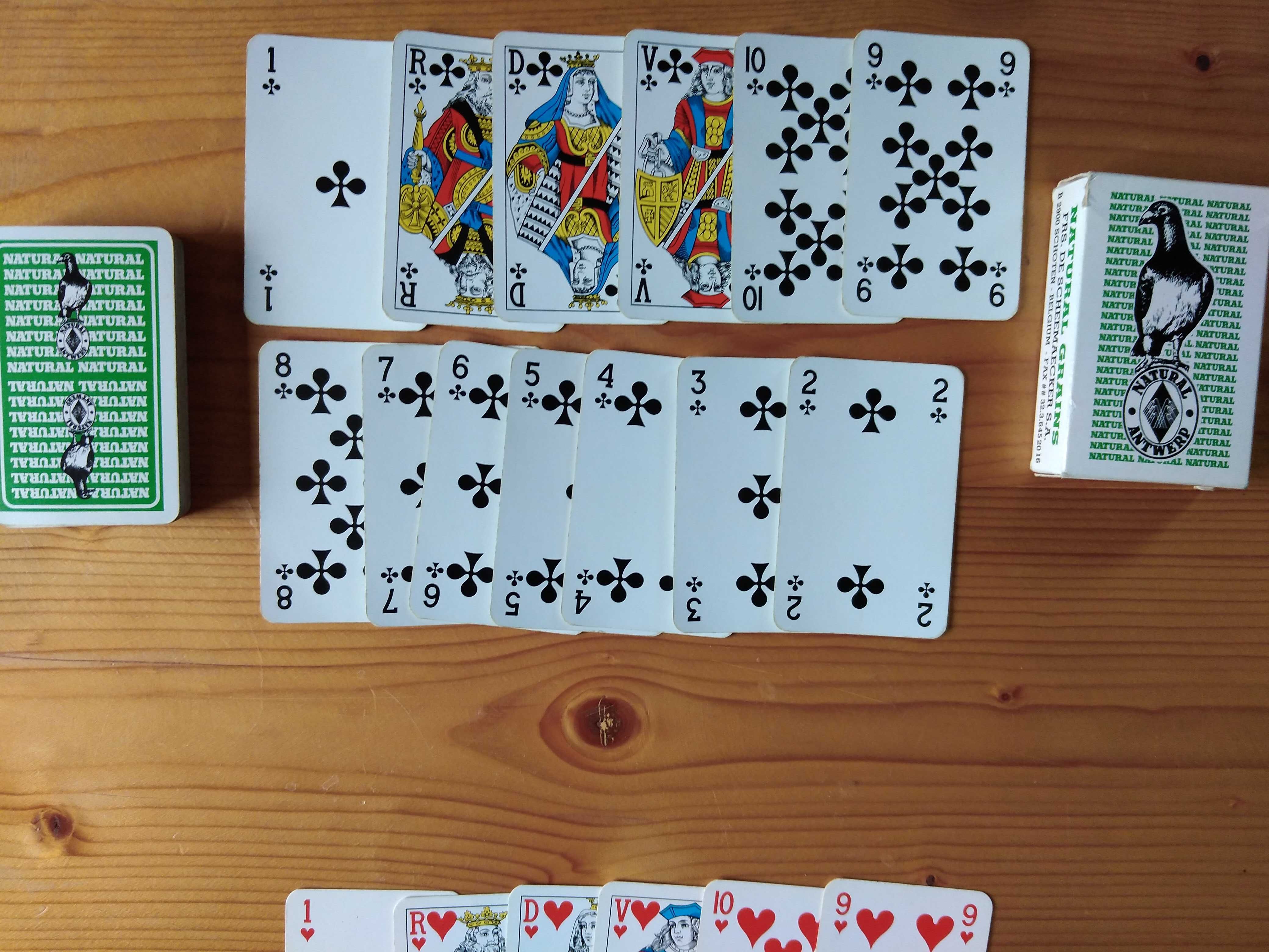 Стари карти за игра или колекция в отлично състояние.