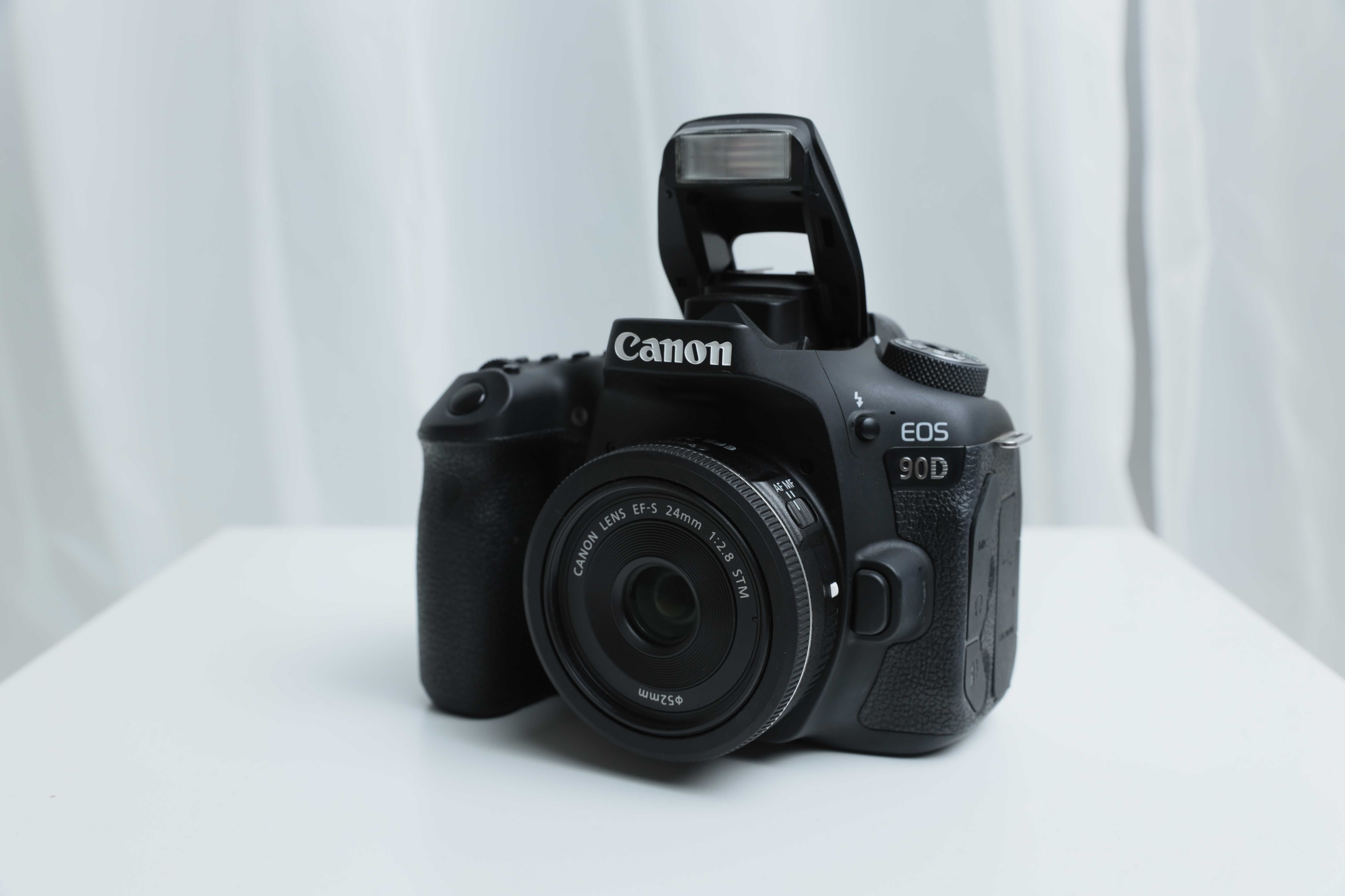 Canon 90D + EFS 24mm STM f/2.8 Почти нов +Доп.Батерия страп и кутии