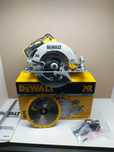 Нов безчетков циркуляр Dewalt DCS570