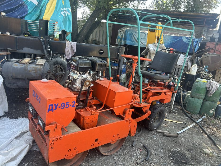 Каток дорожный тротуарный ДУ-95-2