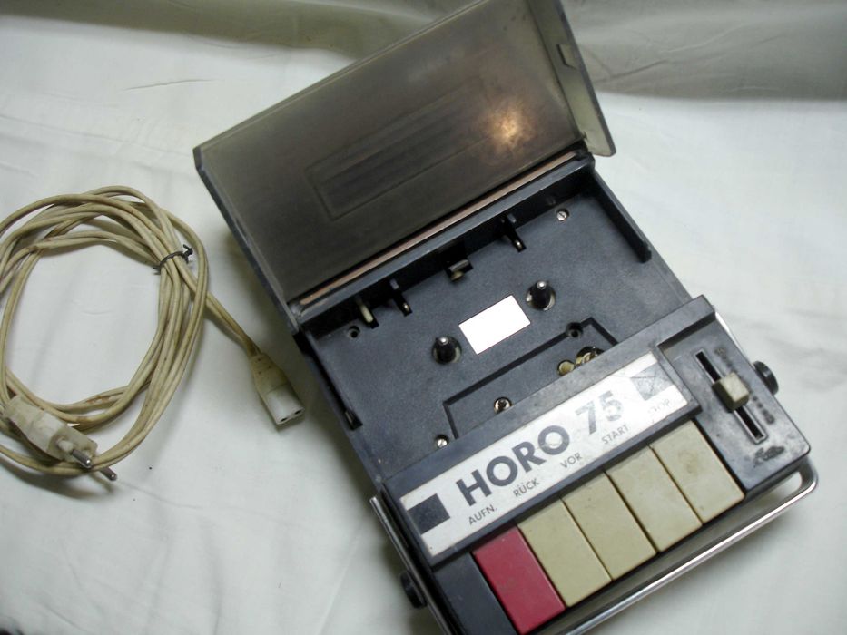 HORO 75 - портативен ретро касетофон