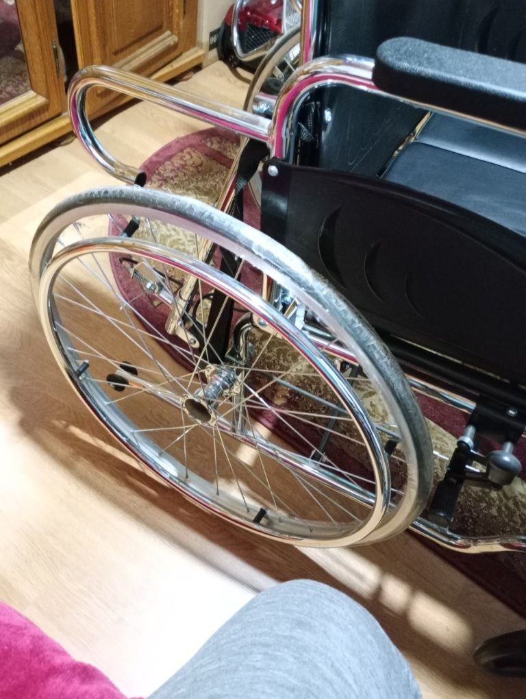 Vând scaun cu rotile  pentru persoanele cu handicap