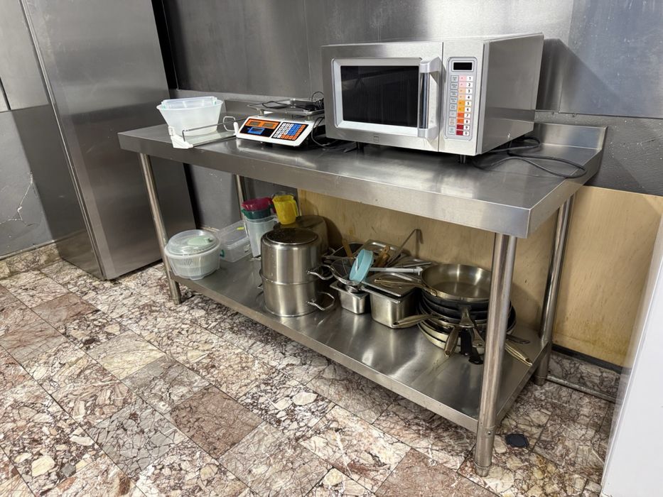 Продава се интериорно оборудване и основно кухненско оборудване