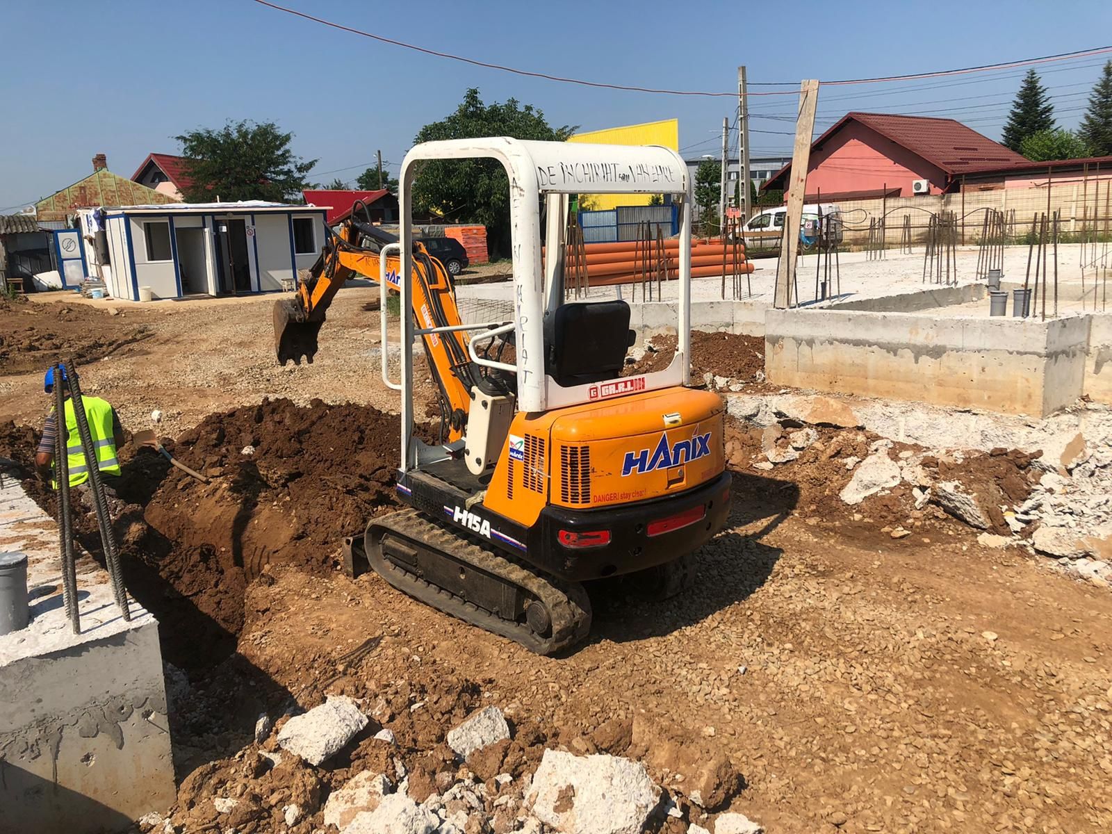 Închiriez Miniexcavatoare șenilate