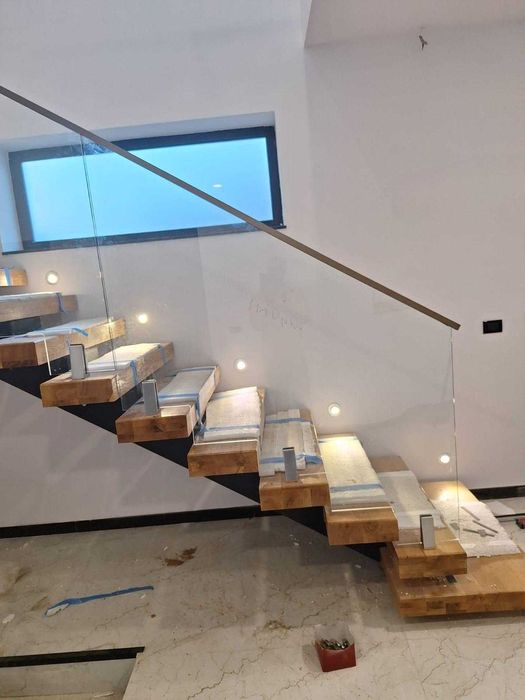 Balustrada de sticla cu profil de aluminiu