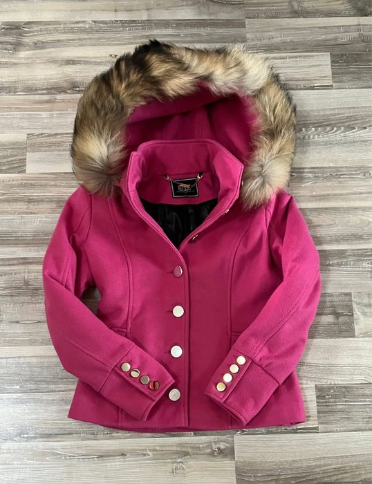 Алеса, палтенце без никакви забележки. Размер Л, но е умалено