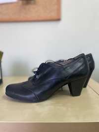 Черни обувки от естествена кожа на ток Padova от магазин Rieker