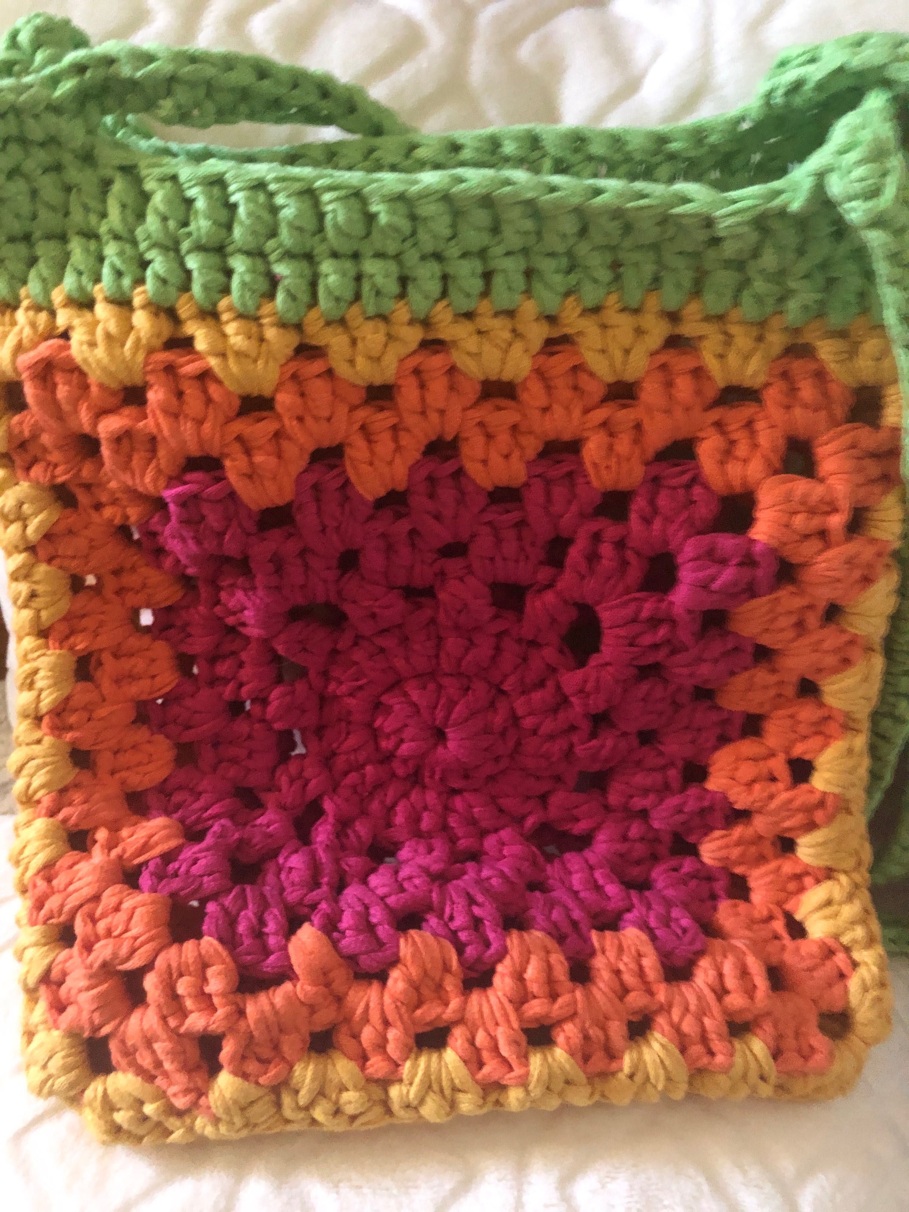 Ръчно плетена чанта в слънчеви цветове