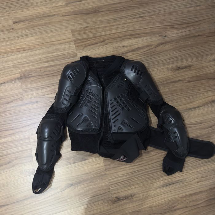 Vand armura moto marimea M ca noua