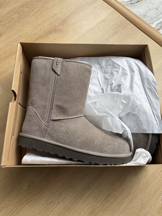 Ghete UGG gri.