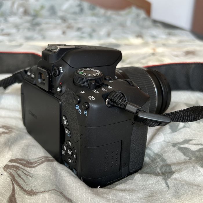 Aparat foto dslr Canon EOS 700D