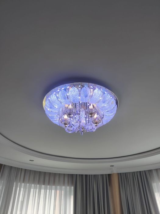 Продам современную потолочную люстру