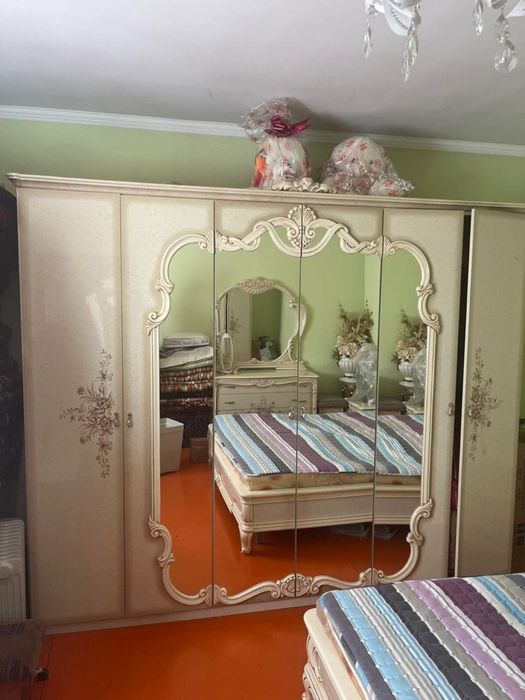 Комплект спальни + зеркало + тумбочки — срочно!