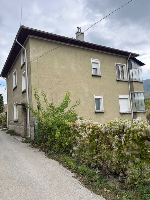 Двуетажна къща 160кв.м + двор 1200кв. м