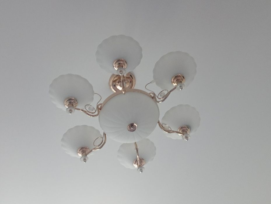 Большая красивая люстра в зал с 8 лампочкамм