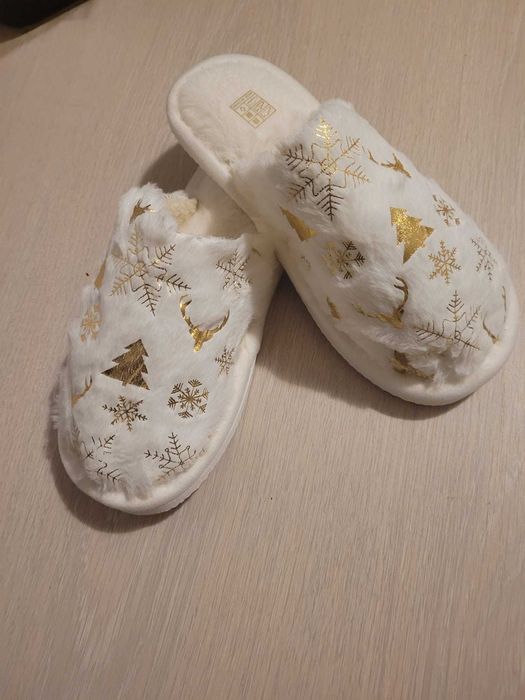 Papuci de casa albi cu auriu pentru iernile reci