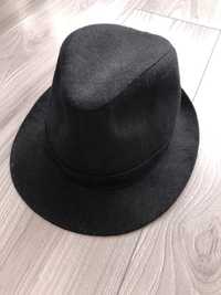 Черна дамска шапка