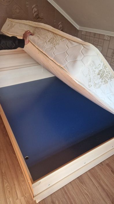 Кровать, в хорошем состояние