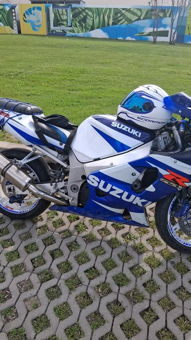 Suzuki gsx R 600 cm
Anul 2002 ( injecție)
Faruri bixenon
Stop led
Semn