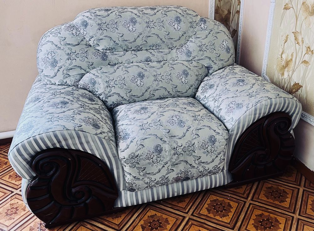 Продам массивный диван , сделан был на заказ