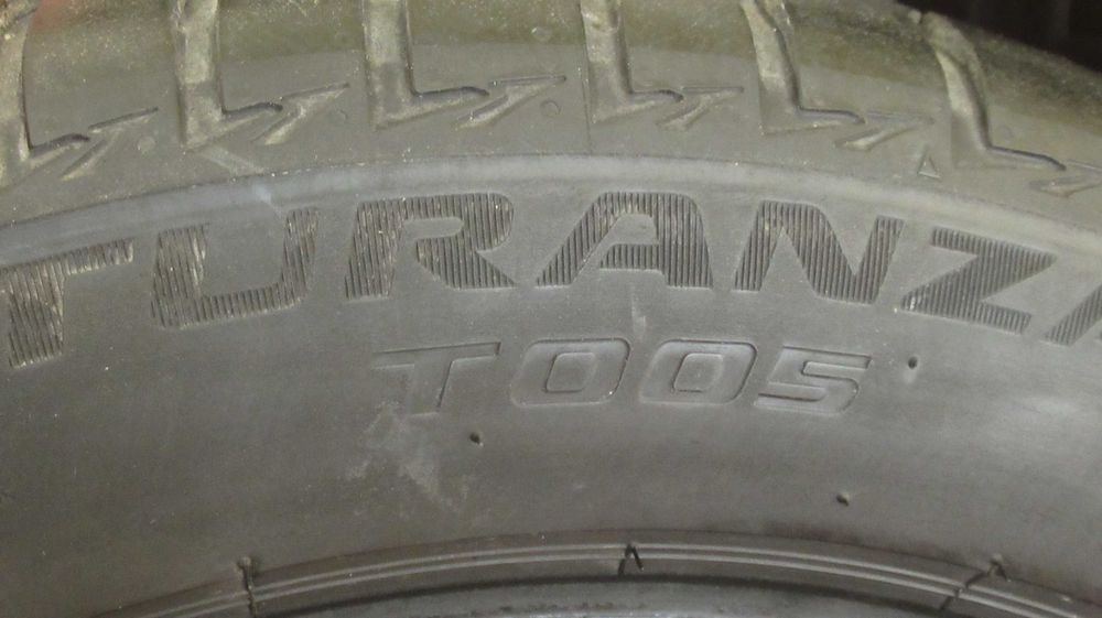 2 бр. летни bridgestone turanza 215/55R17 общо 260 лв., 3-та подарявам