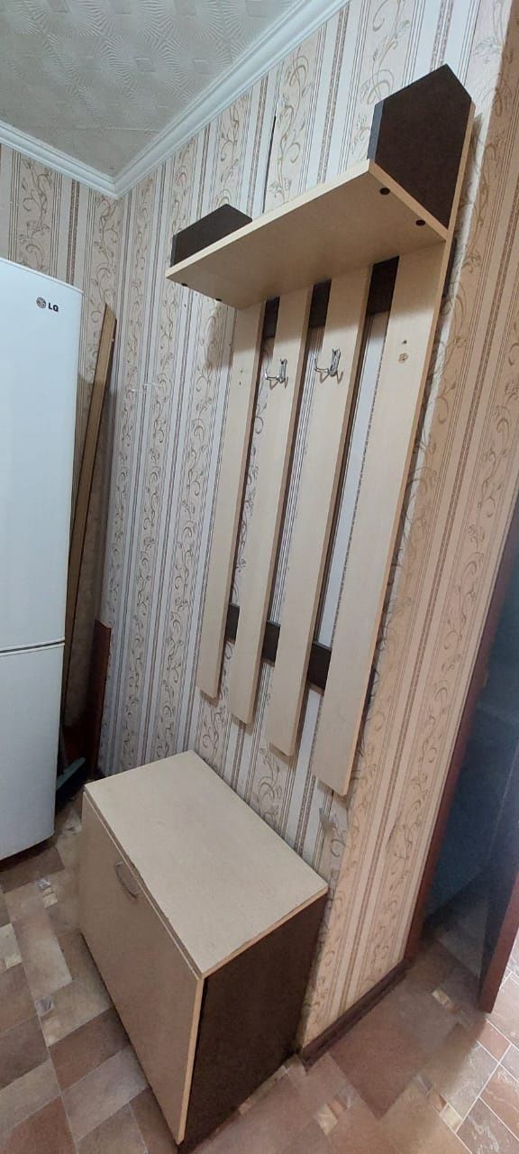 Продам вешалку со шкафом для обуви
