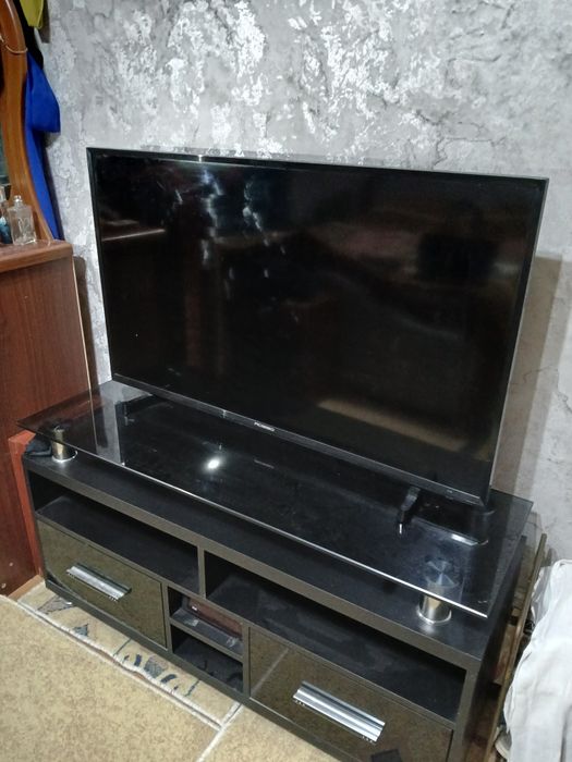 Televizor podstavkasi bilan
