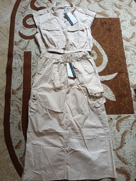 Vând compleu fustă și bluză noi,nepurtare cu etichetă