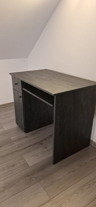 Vând birou nou gri antracit închis, dimensiuni L=1m, l=60cm, h=80