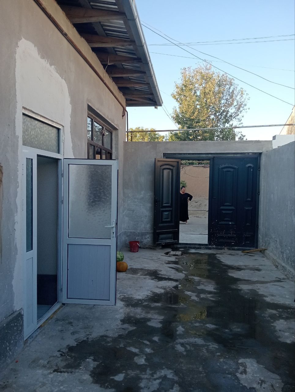 Куктеракда асосий котта йулдан 800 метр кирганда 1.3 сотиг 3 хона
