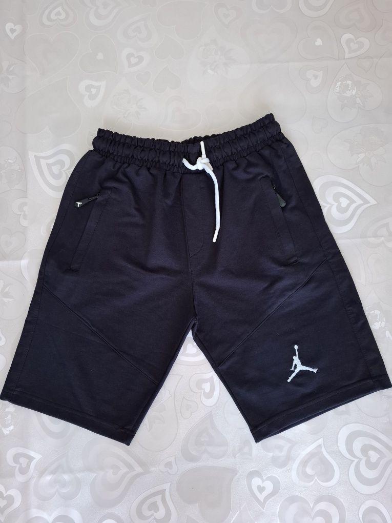 Reducere pantaloni scurți de barbat de la 80 lei la 60 lei