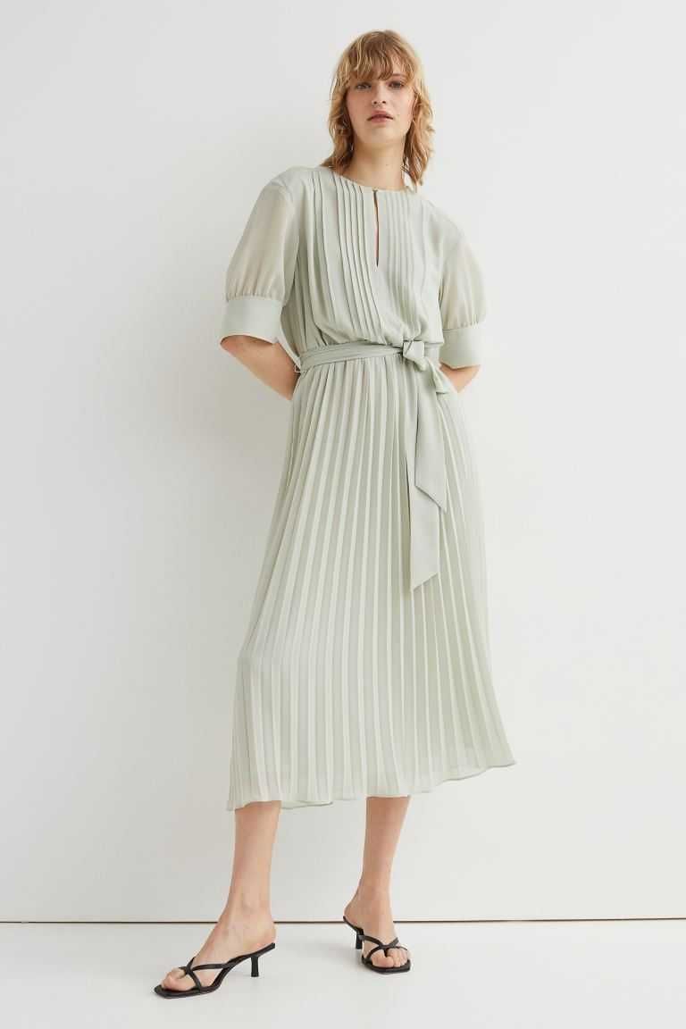 Платье с плиссированной юбочкой фирмы H&M,новое. Размер-M