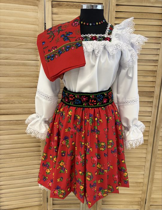Costum traditional/popular pentru femei de Maramures autentic, complet