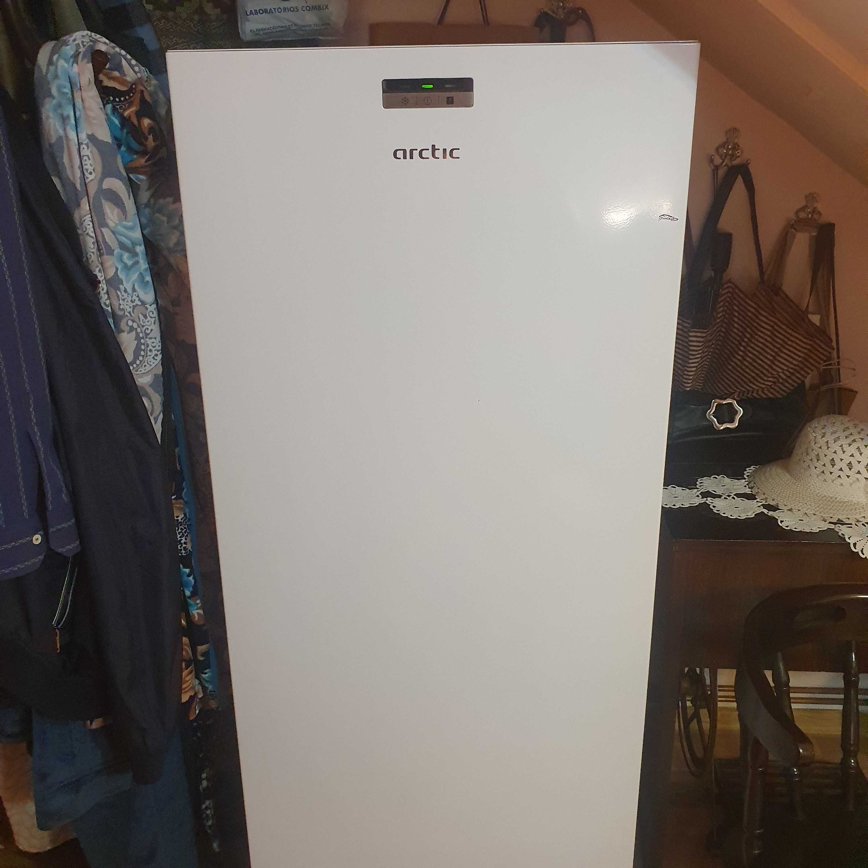 Congelator vertical arctic cu 6 sertare - vechime 3 ani