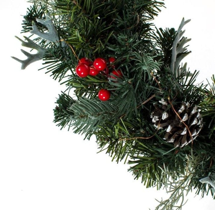 Коледен декоративен венец с шишарки, горски плодове и LED лампички