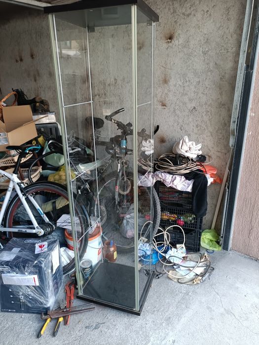 Продавам стъклена витрина