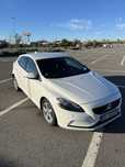 Volvo V40.